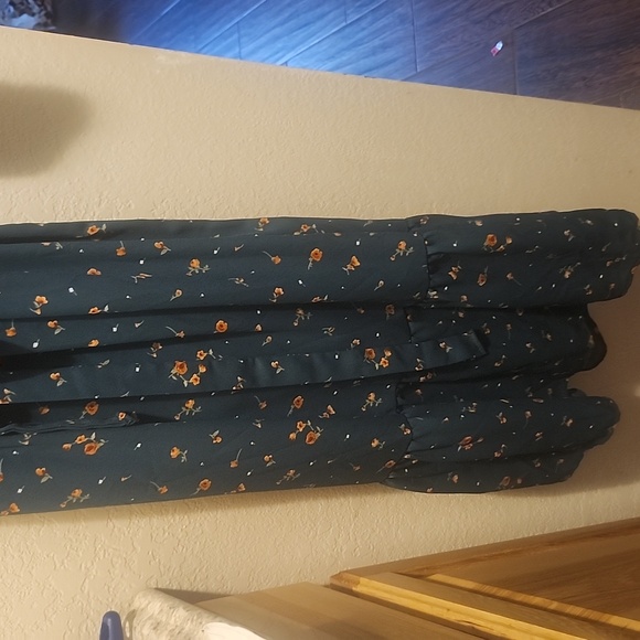 Roolee women's floral dress.   Box 21 - Picture 2 of 5